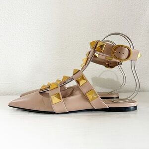 Valentino Garavani Roman Stud Nude Leather Flats Size EU 39 Pointed Toe Sandals